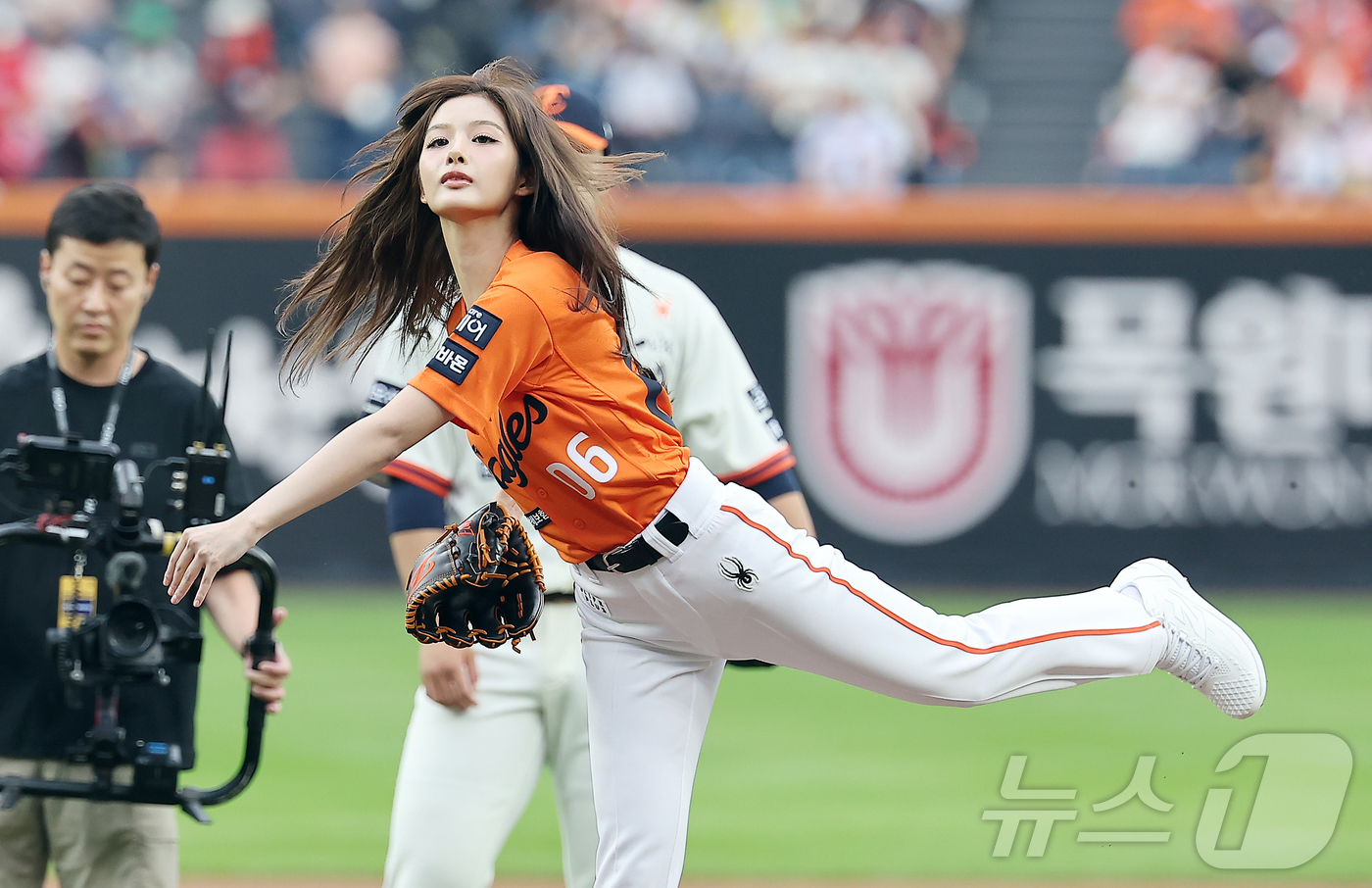 <b>엔믹스 설윤</b>, 완벽한 <b>시구</b>