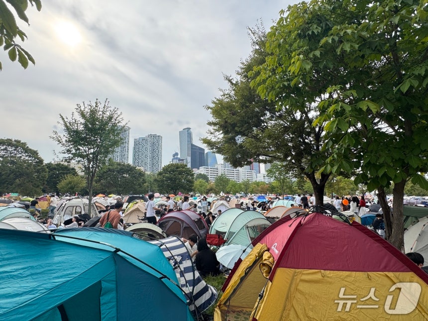 27일 오후 불꽃축제를 앞두고 서울 여의나루역 인근 공원에 시민들이 기다리고 있는 모습. 2025.09.27/뉴스1 ⓒ 뉴스1 송송이 기자