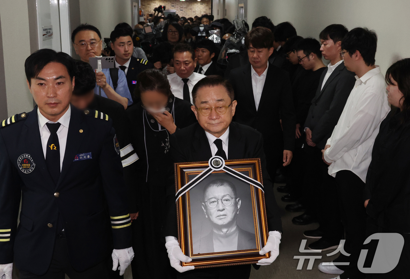 故<b>전유성</b>, 웃음 유산 남기고 영면…<b>영결식</b>·발인·노제서 후배들 오열(...