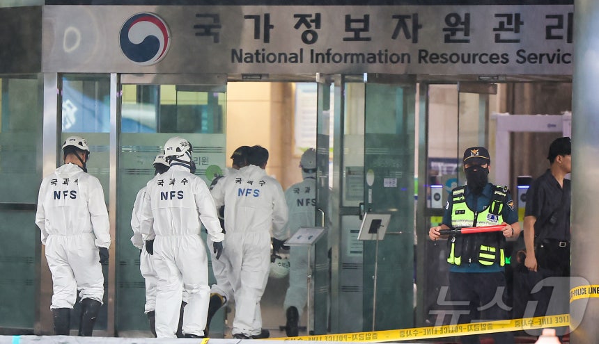 28일 오전 대전경찰청·소방·국립과학수사연구원 등 합동감식반 관계자들이 대전 유성구 국가정보자원관리원(국정자원) 화재현장으로 향하고 있다. 2025.9.28/뉴스1 ⓒ News1
