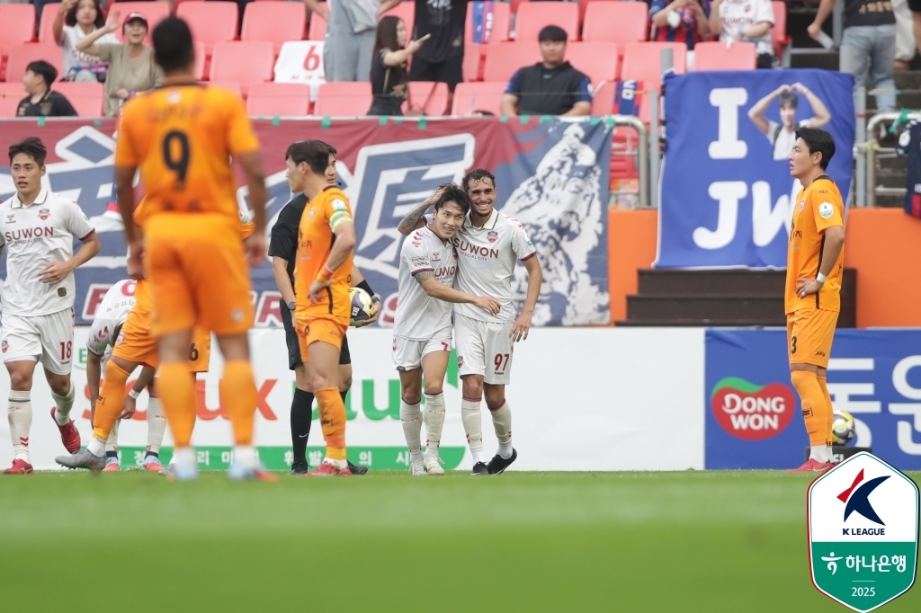 <b>수원FC</b>, '4명 <b>퇴장</b>' 제주에 4-3 승리…9위 도약
