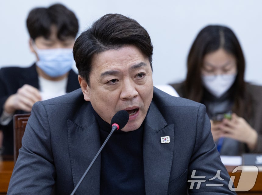 부승찬 더불어민주당 의원이 13일 오전 서울 여의도 국회에서 열린 제422회 국회(임시회) 윤석열 정부의 비상계엄 선포를 통한 내란 혐의 진상규명 국정조사특별위원회 제8차 전체회의
