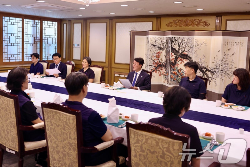 김 <b>총리</b>, 추석 앞두고 정부청사 <b>환경실무원</b>들과 <b>격려</b> 오찬