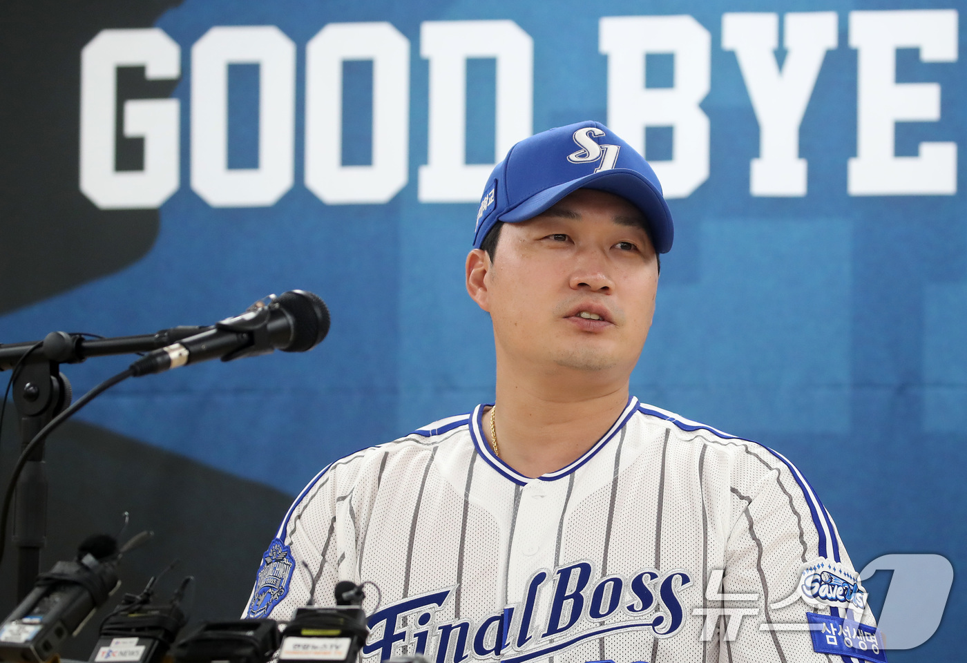 <b>은퇴</b> 기자회견 참석한 <b>오승환</b>