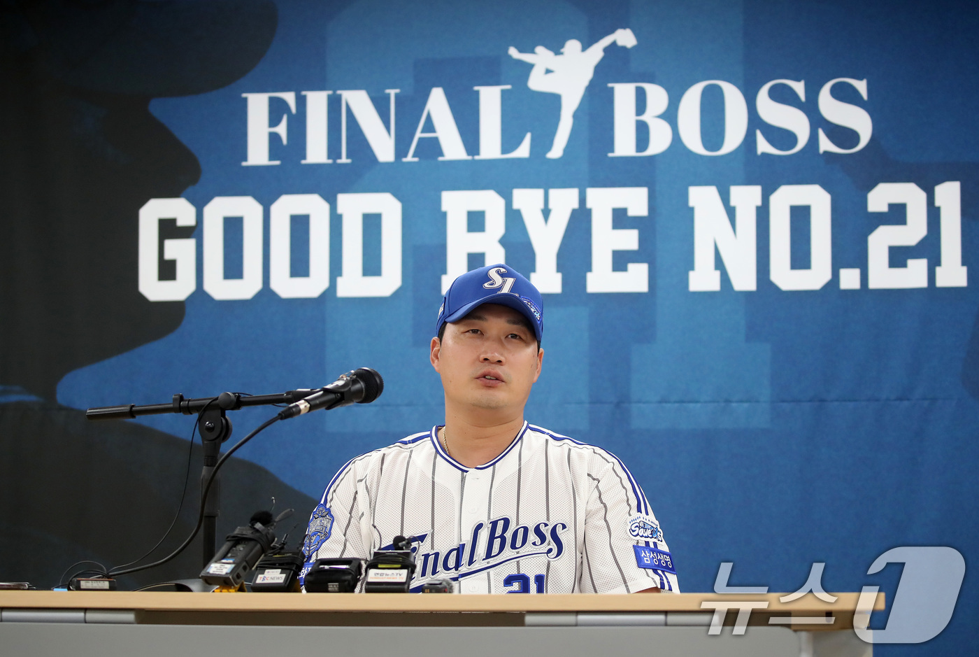<b>은퇴</b> 기자회견 참석한 <b>오승환</b>