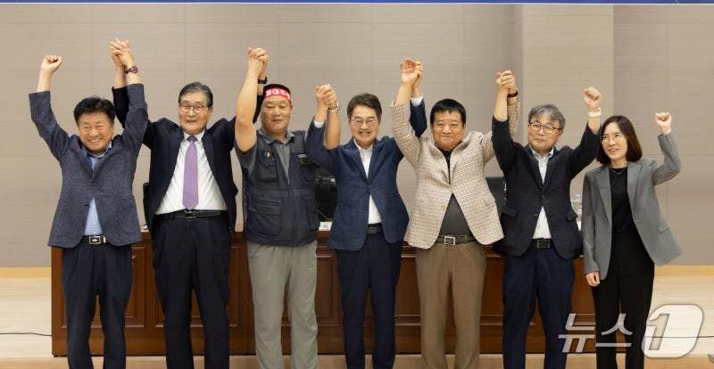 <b>경기 버스 노사</b> 밤샘 <b>협상</b> 끝 극적 <b>타결</b>…파업 피했다(종합)