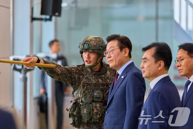 李대통령 "안보 환경 급변…강력한 <b>자주국방</b>의 길 가야"