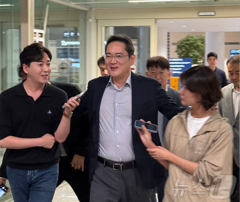 <b>이재용</b>·<b>최태원</b>, 李대통령 '<b>올트먼</b> 접견' 참석…"AI 생태계 발전 논의"