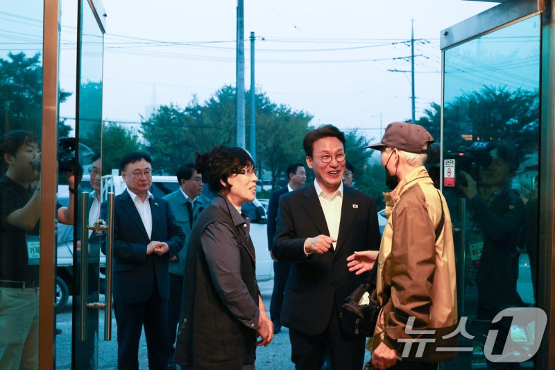<b>천원 아침백반</b> 방문한 <b>김민석</b> 국무총리