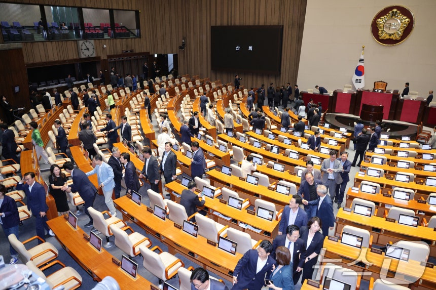 29일 서울 여의도 국회에서 열린 제429회 국회(정기회) 제9차 본회의가 끝난 후 의원들이 본회의장을 나서고 있다. 2025.9.29/뉴스1 ⓒ News1 신웅수 기자