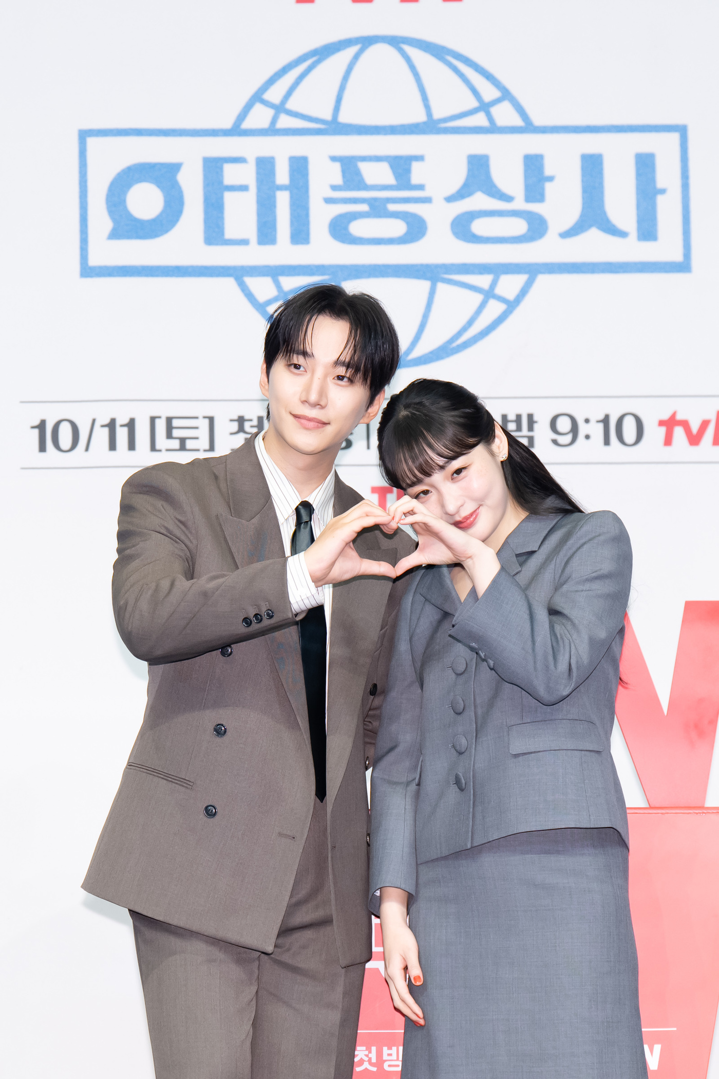 [단독] 이준호·<b>김민하</b> '<b>태풍상사</b>' 몰입도 더한다…OST도 직접 가창