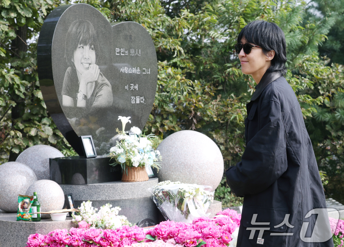 [단독] 故 <b>최진실 17주기</b>…묘소 찾은 홍진경·팬들 "지금도 살아 있는 것...