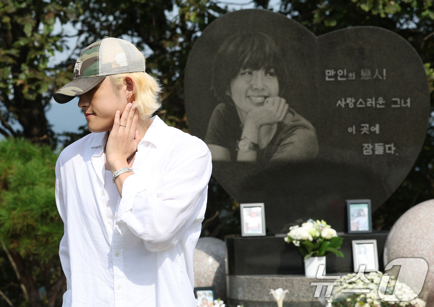 고 <b>최진실 17주기</b> 어머니 묘역 찾은 <b>최환희</b>