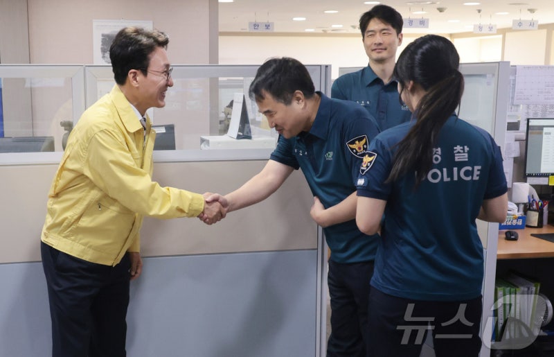 근무자들 격려하는 <b>김민석</b> 총리