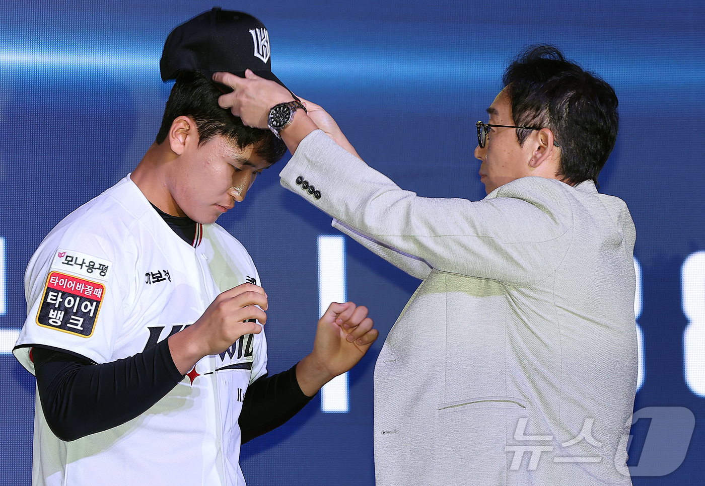 프로야구 KT, 2026 신인 투수 <b>박지훈</b>과 <b>2억 6천만원</b>에 사인