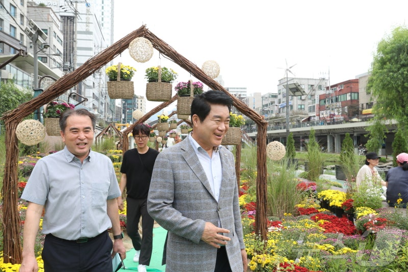 <b>별빛내린천 국화정원</b> 찾은 박준희 관악구청장