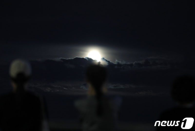 <b>추석</b> 보름달 구름 사이로 본다…올해는 더 크고 밝은 '슈퍼문'