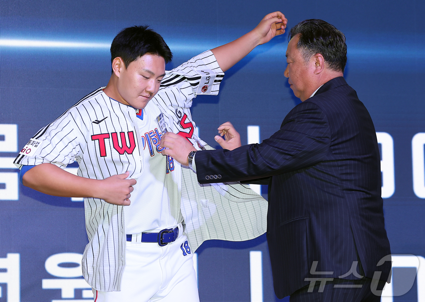 <b>LG</b>, 2026 신인 투수 <b>양우진</b>과 2억 5천만원에 <b>계약</b>