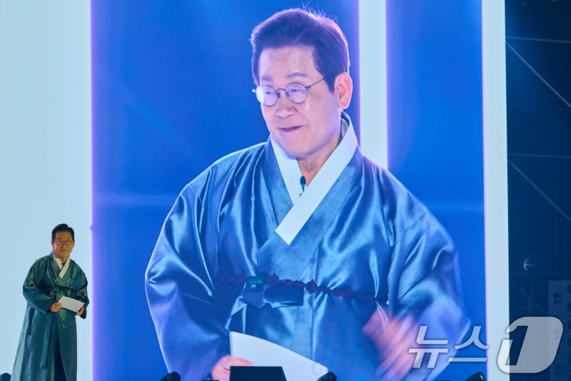 李<b>대통령</b> "고단한 국민 삶에 무거운 책임감…국정에 <b>최선</b>" 추석 인사