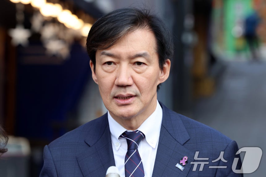 조국 조국혁신당 비상대책위원장이 지난 1일 오전 서울 용산구 이태원 '10·29 기억과 안전의 길'에서 헌화를 마치고 발언을 하고 있다. 2025.10.1/뉴스1 ⓒ News1 황