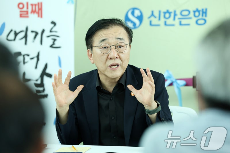 무안 찾은 <b>김윤덕</b> 장관 "사조위 만나 법적·행정 조치 검토할 것"