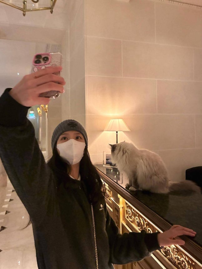 파리에서의 셀카 사진을 인스타에 올린 지수님