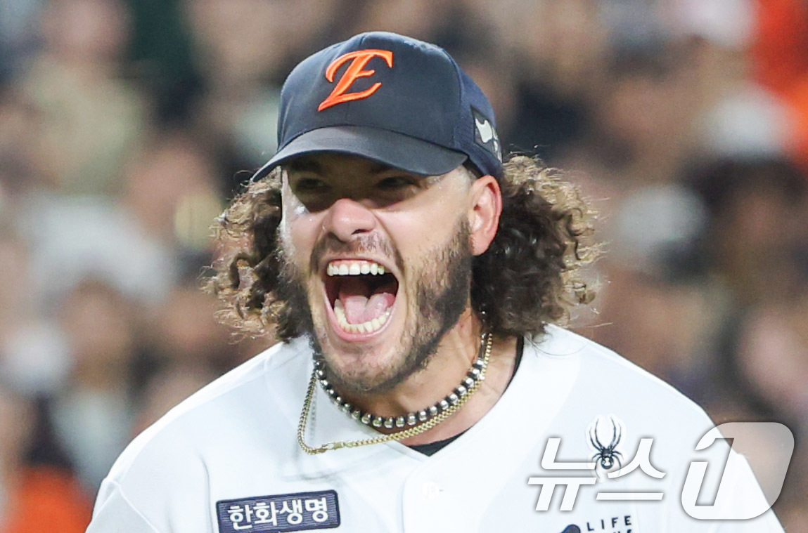 '투수 4관왕' <b>폰세</b> vs '50홈런·158타점' <b>디아즈</b>…뜨거운 <b>MVP 경쟁</b>