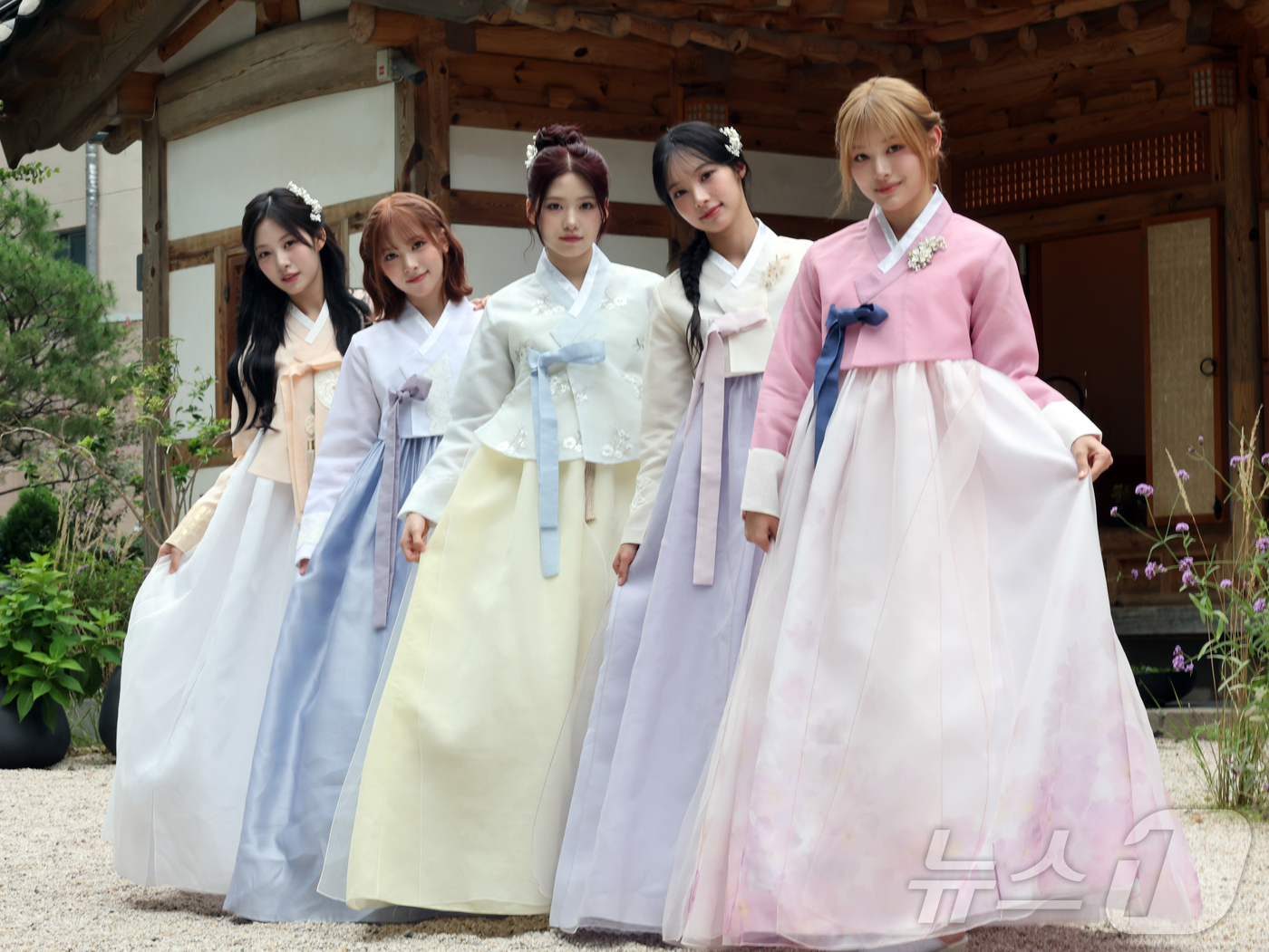'믿고 듣는' <b>리센느</b> "'중소돌의 기적' 이루고 싶어요" [<b>한복</b>인터뷰]②