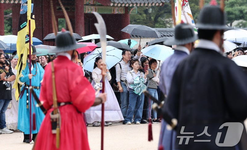 <b>추석</b> 당일 전국에 <b>비 소식</b>…남부만 구름 사이 보름달[내일날씨]
