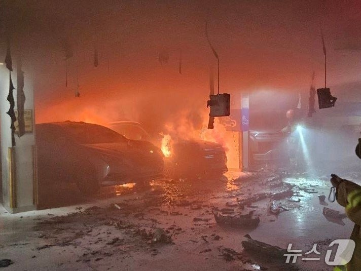 수원 아파트 지하주차장 <b>벤츠 전기차</b> <b>화재</b>…"<b>충전</b> 중 발화"(종합)