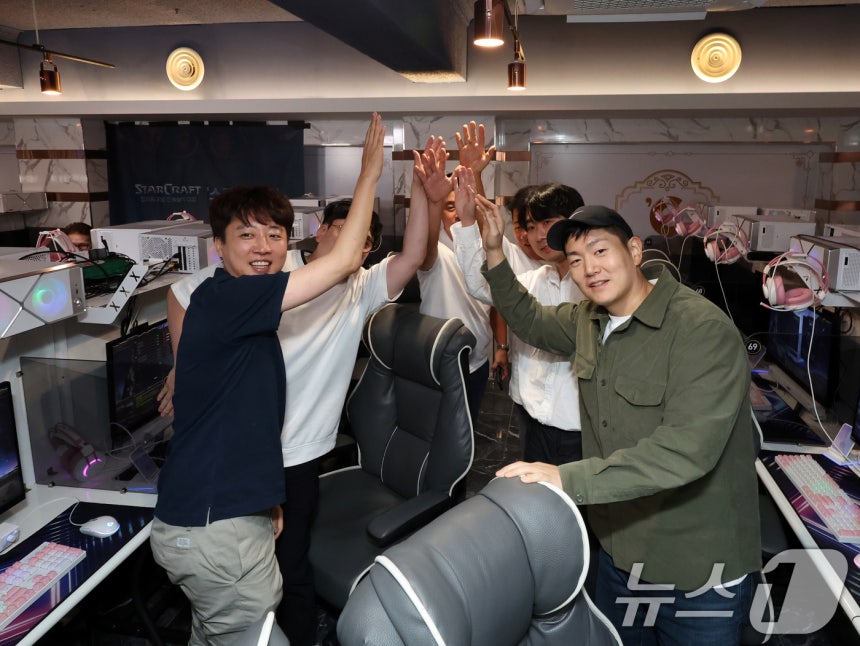 이준석 개혁신당 대표(왼쪽)와 김재섭 국민의힘 의원이 지난 5일 오후 서울 영등포구의 한 PC방에서 열린 '한가위 기념 민속놀이 대회 스타 정치인' 행사에서 스타크래프트 게임 전 