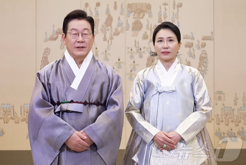 李대통령, 추석 맞아 선영 참배…"'<b>모두의 대통령</b>' 다시 마음에 새겨"