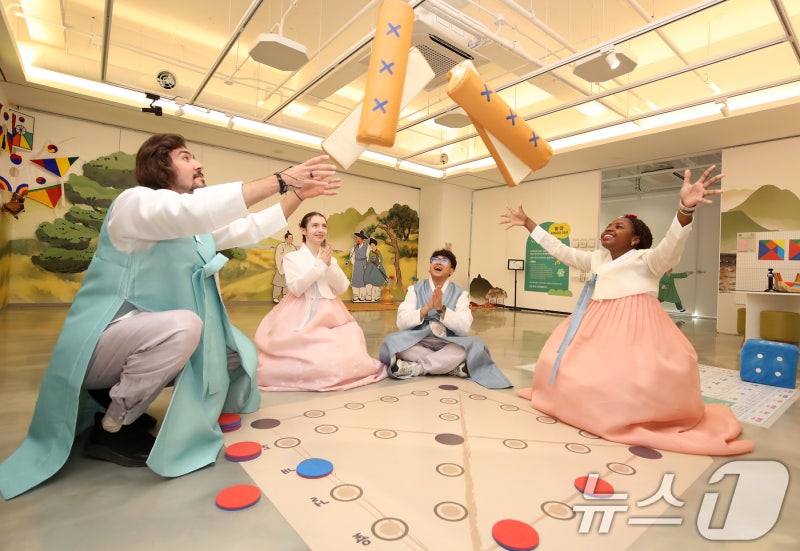 송편빚기·제기차기·강강술래…외국인도 빠진 '<b>추석</b> 풀코스 여행'