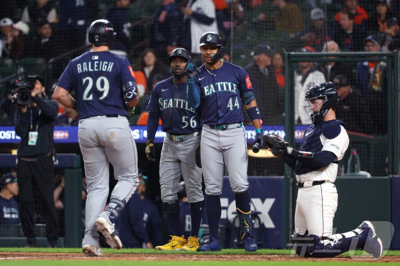 '<b>롤리 쐐기포</b>' 시애틀, 디트로이트 8-4 제압…ALCS까지 1승 남았다
