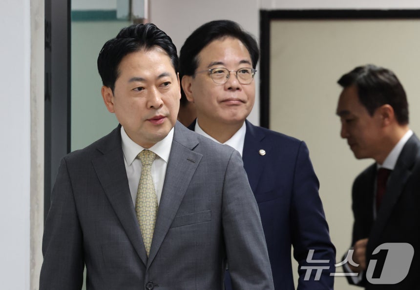 장동혁 국민의힘 대표와 송언석 원내대표가 25일 대전시당에서 열린 현장최고위원회에 입장하고 있다. 2025.9.25/뉴스1 ⓒ News1 김기태 기자