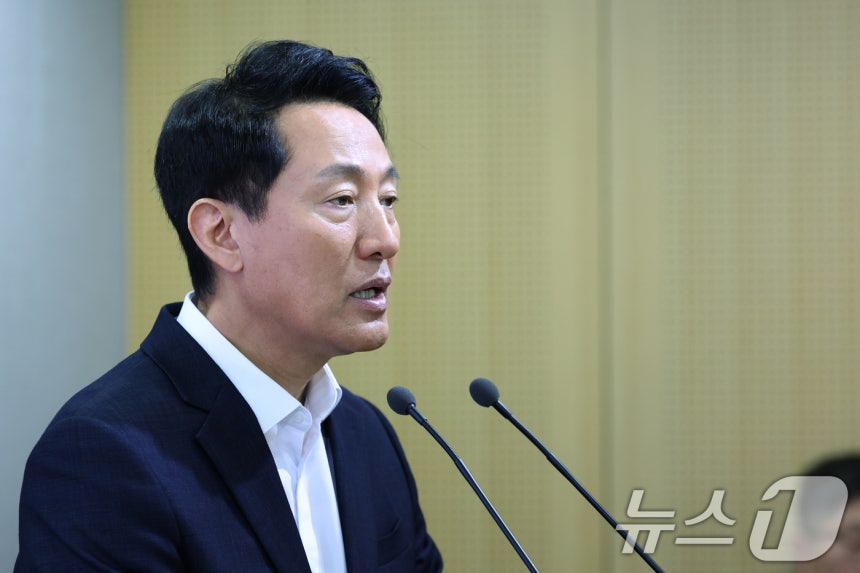 오세훈 서울시장이 지난 2일 오전 서울 중구 서울시청 브리핑룸에서 청년안심주택 임차인 보호 및 재구조화 방안을 발표하고 있다.  2025.10.2/뉴스1 ⓒ News1 박정호 기자
