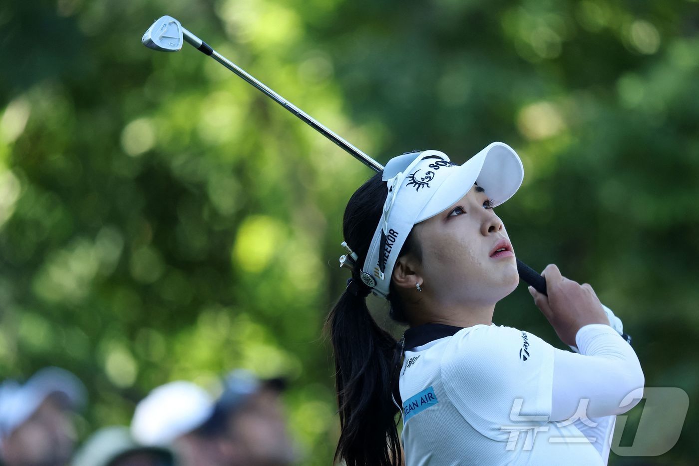 <b>윤이나</b>, <b>뷰익 LPGA</b> 상하이 첫날 공동 2위…선두와 1타 차, 첫 우승 기대