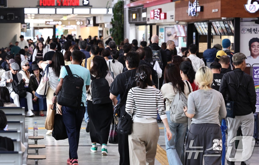 연휴 마지막 날이자 한글날인 9일 서울 서초구 강남고속버스터미널에서 귀경객들이 버스에서 내려 이동하고 있다. 2025.10.9/뉴스1 ⓒ News1 구윤성 기자
