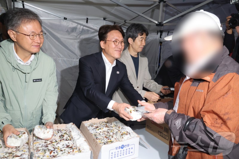 金<b>총리</b>, 새벽 <b>인력시장</b> 찾아 "건설경기 침체…국민 체감정책 최선"
