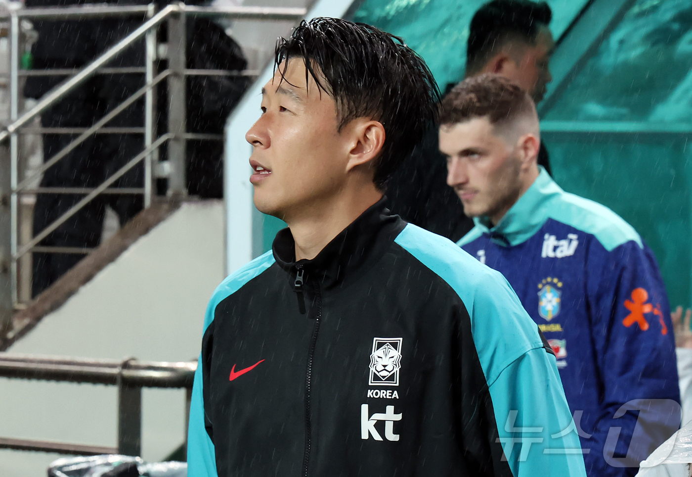 <b>손흥민</b> 잊지 않은 <b>EPL</b> "토트넘 <b>레전드</b>, 한국 A매치 최다 출전 축하"
