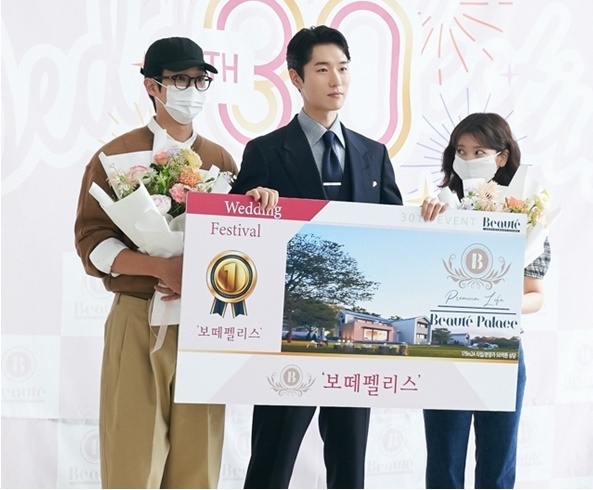 '<b>우주메리미</b>' 최우식·정소민, 위장 신혼부부 됐다…50억 집 수령