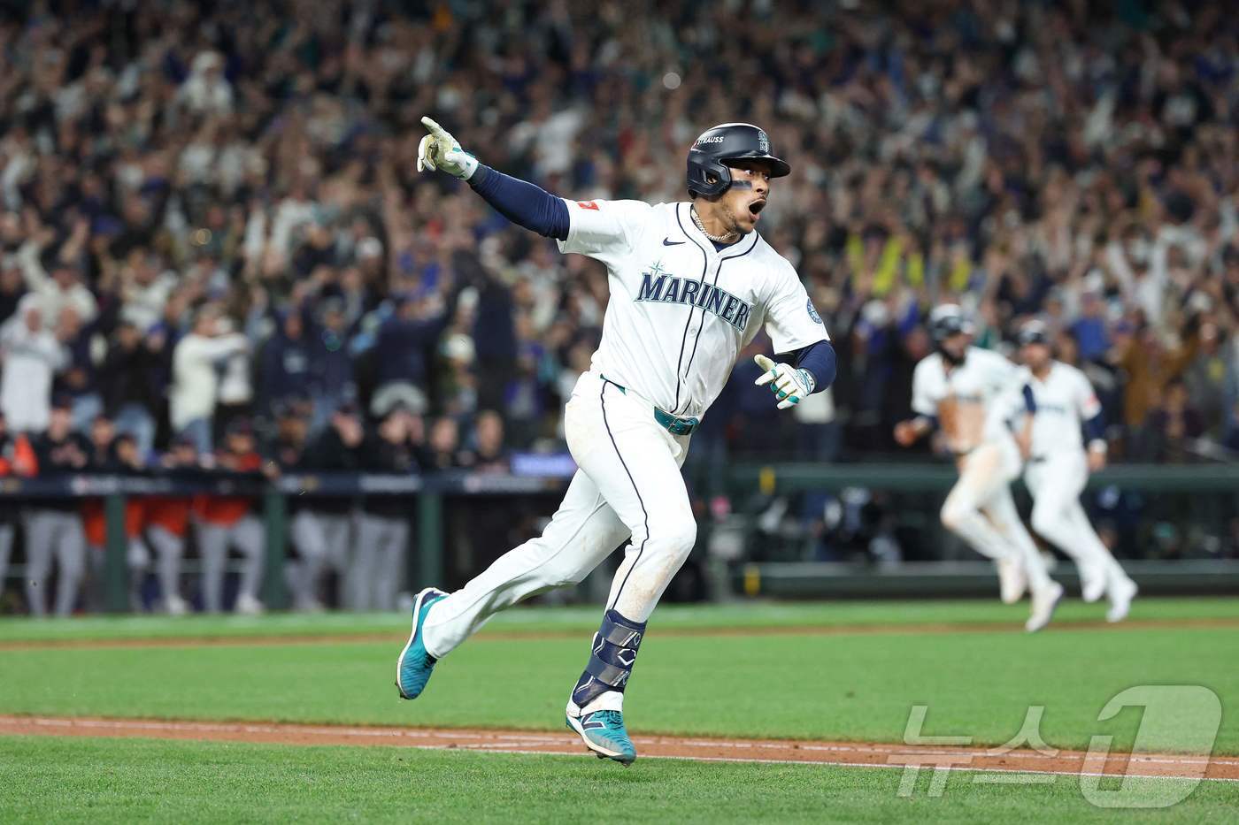 <b>시애틀</b>, 연장 15회 혈투 끝 승리…24년 만에 <b>ALCS 진출</b>