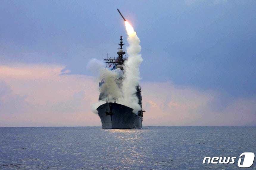 A Tomahawk cruise missile is launched from the USS Cape St. George in the Mediterranean Sea, March 2003. 2023.3.23. ⓒ Reuters=News1