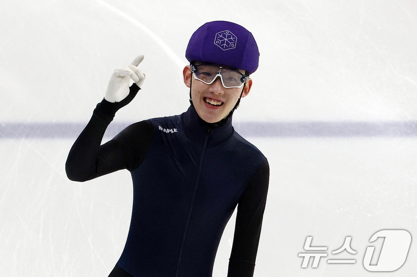 남자 <b>쇼트트랙</b>, 1차 월드 투어 5000m 계주 金…<b>임종언 2관왕</b>