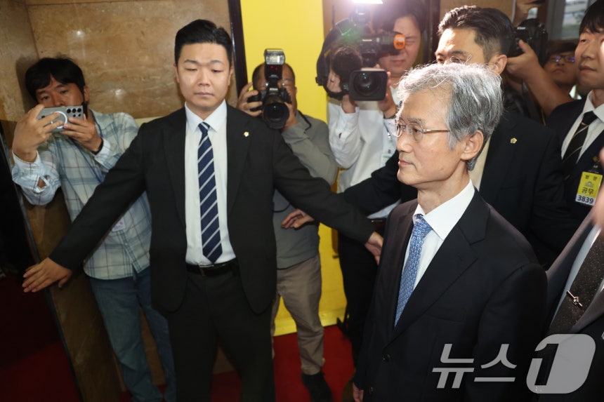 조희대 대법원장, 국회 도착...곧 국정감사장 출석3