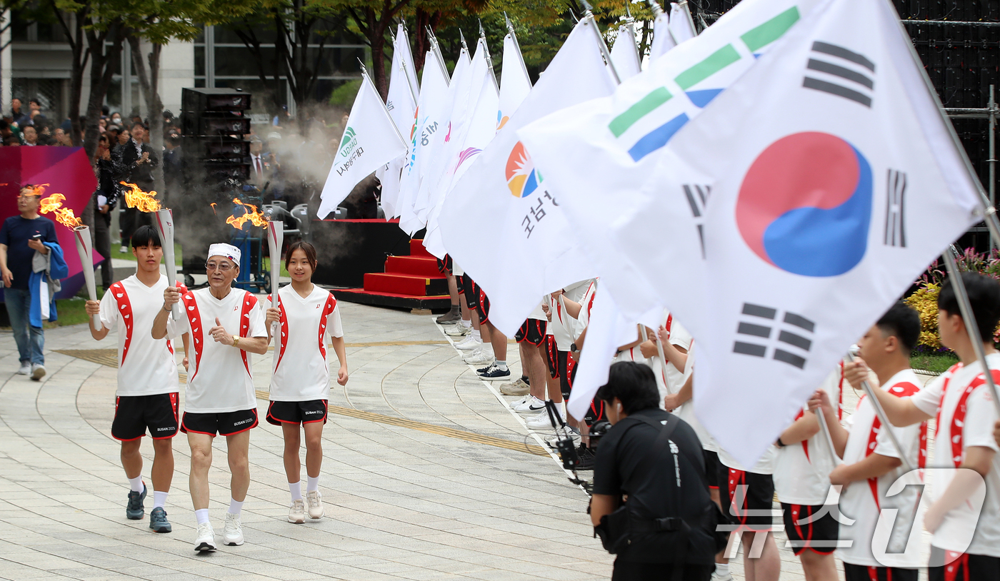 부산 <b>전국체전 성화 봉송</b> 첫 출발