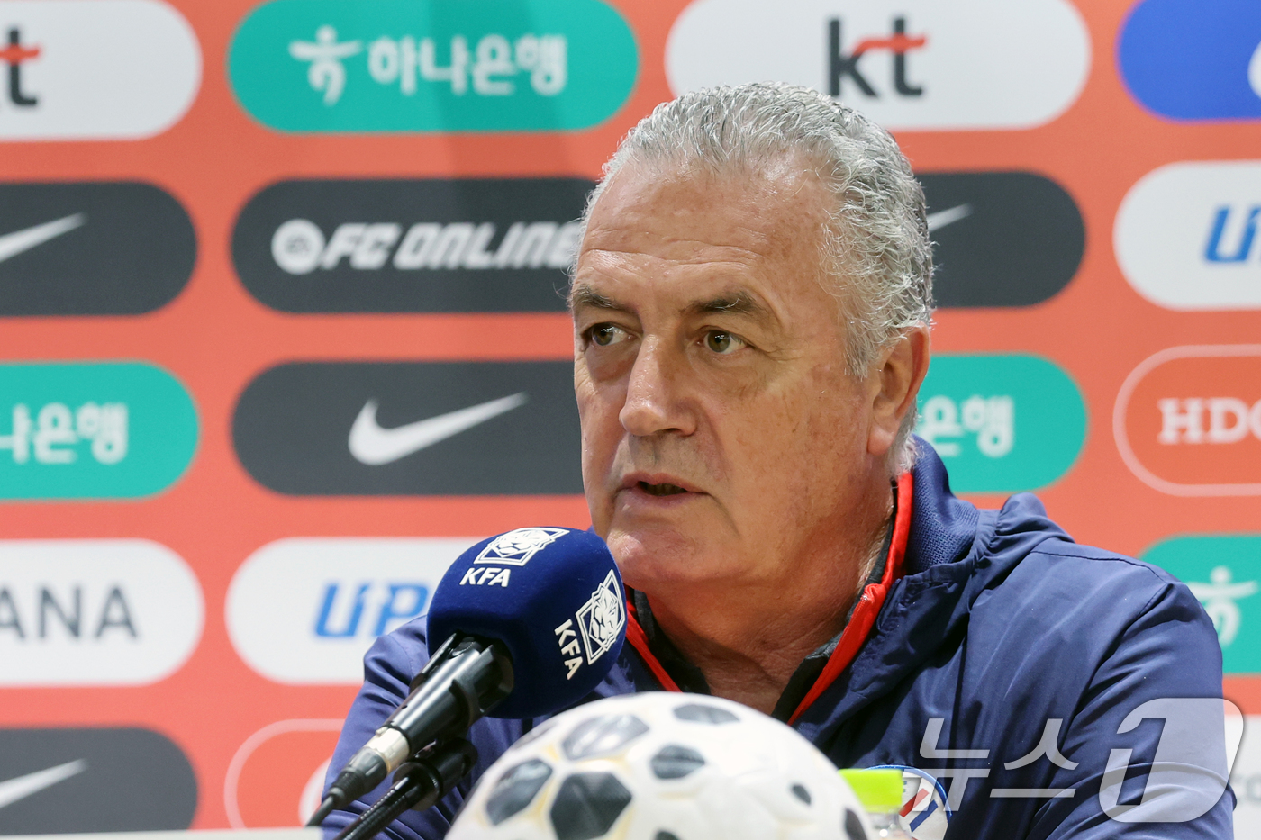 대한민국과 경기 <b>전 포부</b> 밝히는 <b>파라과이</b> 감독