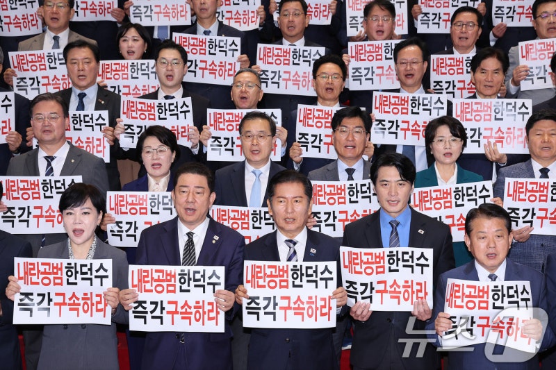 <b>정청래</b> "CCTV 속 <b>한덕수</b>, 서류 주고받고 웃어…심판·처벌해야"