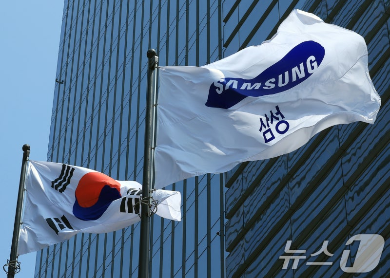 '어닝서프라이즈' <b>삼성전자</b>, 4Q 전망 '맑음'…최대 복병 '트럼프'