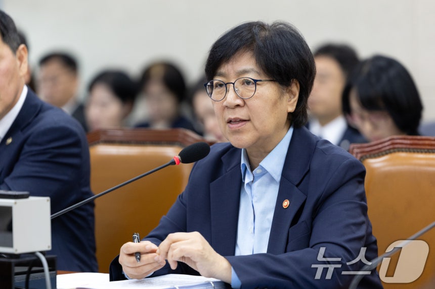 정은경 보건복지부 장관이 14일 서울 여의도 국회에서 열린 보건복지위원회 보건복지부 등에 대한 국정감사에 출석해 의원 질의에 답변하고 있다. 2025.10.14/뉴스1 ⓒ News